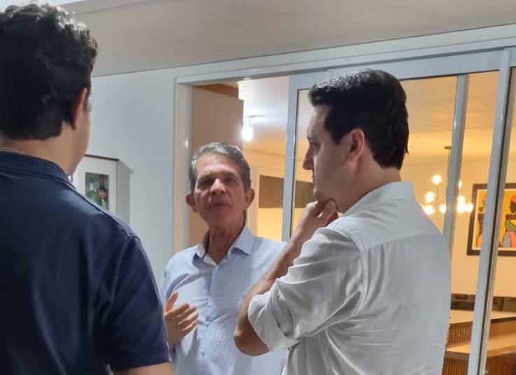 Siva e Luna entre Guto Silva (de costas) e Ratinho Jr. Foto: cortesia