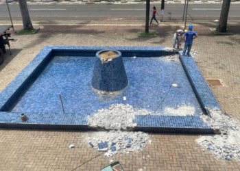 Chafariz localizado na Praça do Mitre está sendo demolido. Foto: GDia