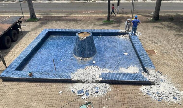 Chafariz localizado na Praça do Mitre está sendo demolido. Foto: GDia
