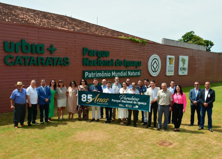 Autoridades e convidados estenderam a faixa de aniversário dos 85 anos no Centro de Visitantes. Foto: Nilmar Fernando/Divulgação