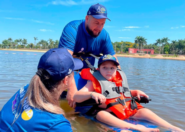  O equipamento tem rodas especiais que permitem o deslocamento na areia e no mar. Foto: divulgação/AEN