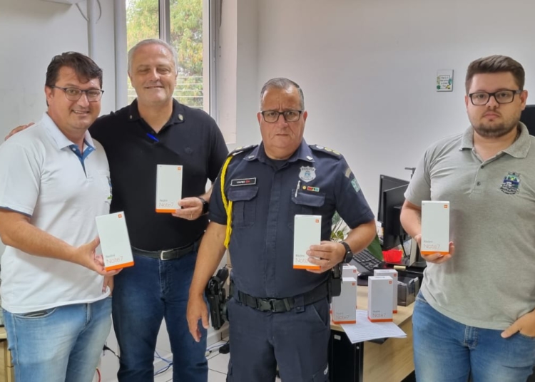 Entrega dos celulares aos envolvidos na execução do novo sistema. Foto: PMFI