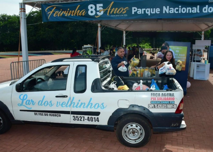 Entrega dos alimentos ao Lar dos  Velhinhos. Foto: Nilmar Fernando