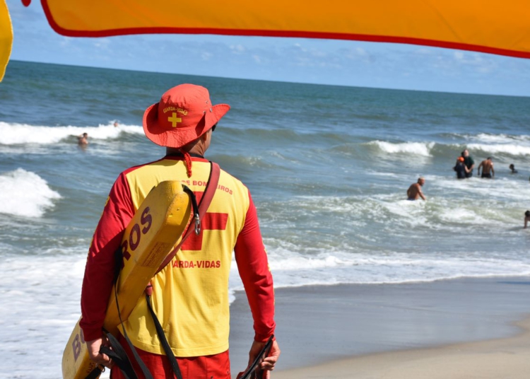 Desde o dia 16 de dezembro, bombeiros fizeram quase 37 resgates por dia no Litoral
Foto: CBMPR