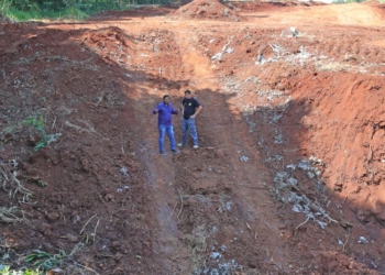 Galhardo, à esquerda, e Cabo Cassol nas obras de prolongamento da avenida. Foto: Christian Rizzi