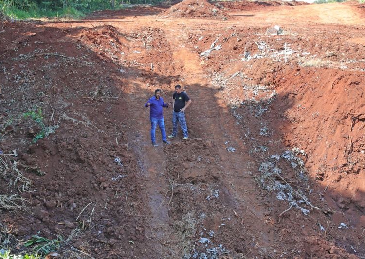 Galhardo, à esquerda, e Cabo Cassol nas obras de prolongamento da avenida. Foto: Christian Rizzi