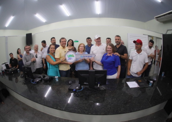 Sorrisos, abraços e mais sorrisos, só que a obra está inacabada. Foto: PMFI/Divulgação