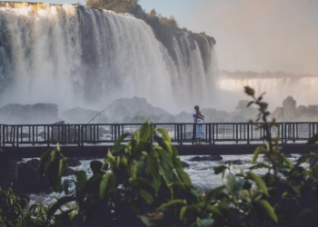 Casal de turistas nas Cataratas do Iguaçu. Foto: Nilmar Fernando/divulgação