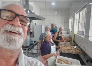 Voluntários e voluntárias já estão preparando a canja, Foto: cortesia