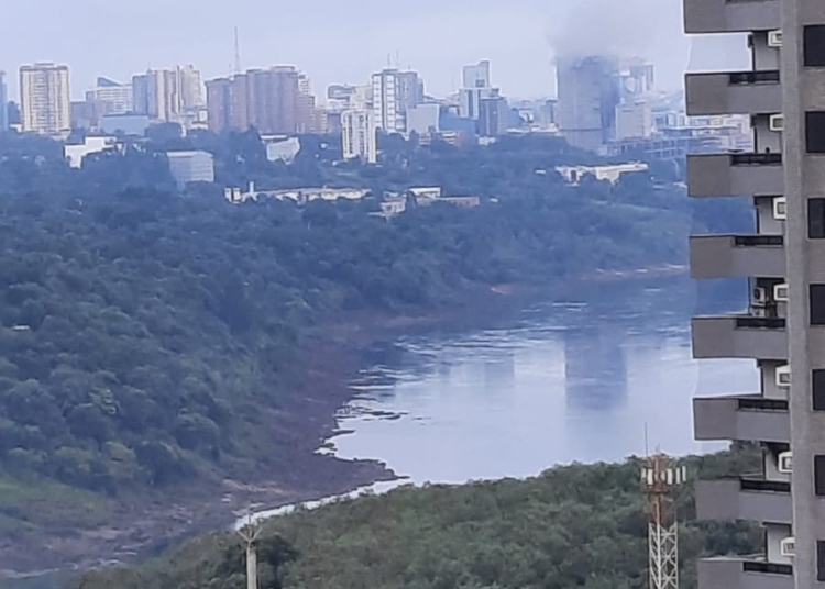 Foto tirada na manhã desta quarta-feira (14) mostra a fumaça do incêndio no edifício do centro de Ciudad del Este. Foto: Não Viu?