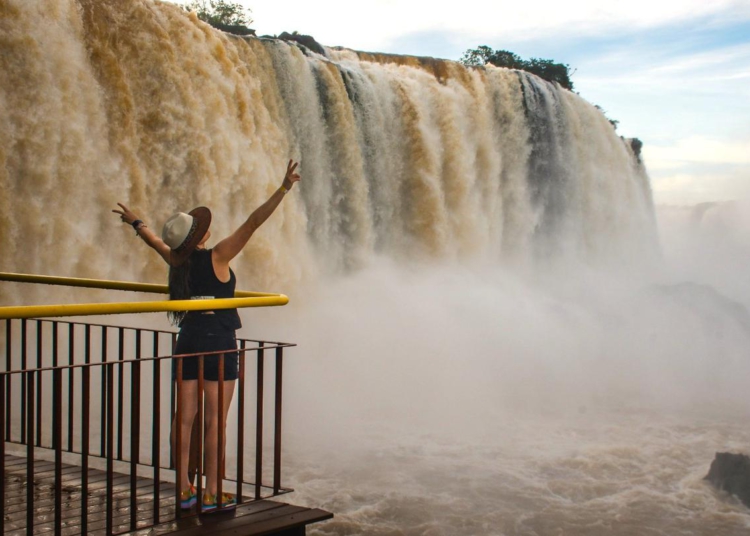 Visitante nas Cataratas do Iguaçu Foto: Nilmar 
Fernando/divulgação