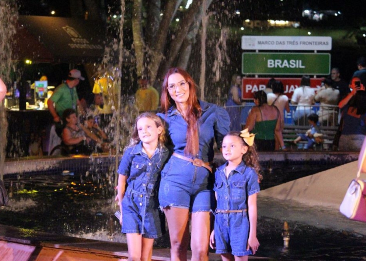 Visitantes no Marco das Três Fronteiras. Foto: Equipe Foto 3 Fronteiras