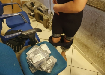 Os smartphones estavam meticulosamente escondidos, amarrados com fita nas pernas da mulher. Foto: divulgação