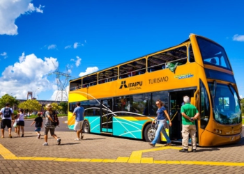 Turistas na Itaipu. Foto: Rubens Fraulini/IB