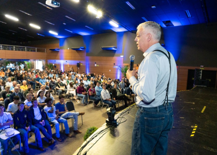 O climatologista Paulo Nobre, pesquisador do Instituto Nacional de Pesquisa Espaciais (Inpe), que proferiu uma palestra, na manhã desta sexta-feira (22), no Cineteatro dos Barrageiros, na Itaipu Binacional. Foto: Sara Cheida/IB