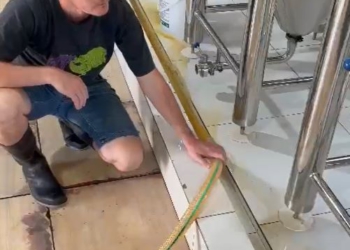 Cerveja estragada sendo drenada dos toneis. Foto: cortesia