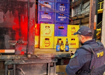 Carregamento de cerveja falsificada. Foto: PRF/Divugação
