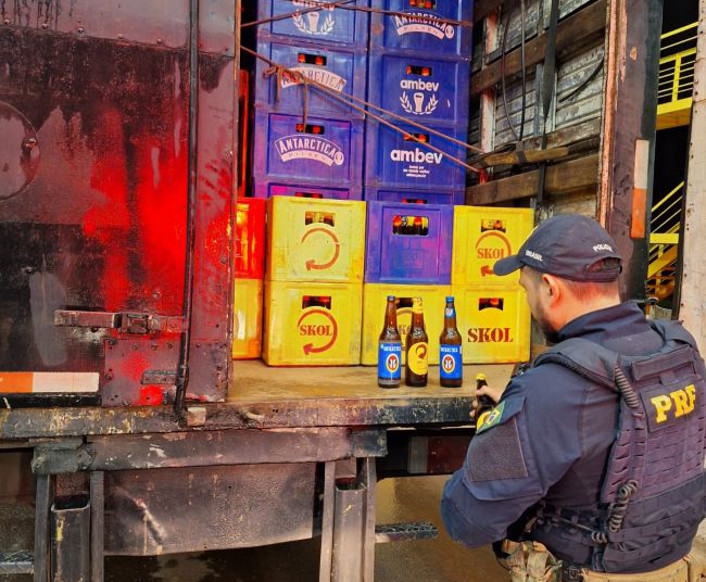 Carregamento de cerveja falsificada. Foto: PRF/Divugação