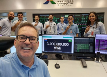 Funcionários da operação da usina comemoram o momento em que a marca histórica foi atingida. Foto: cortesia