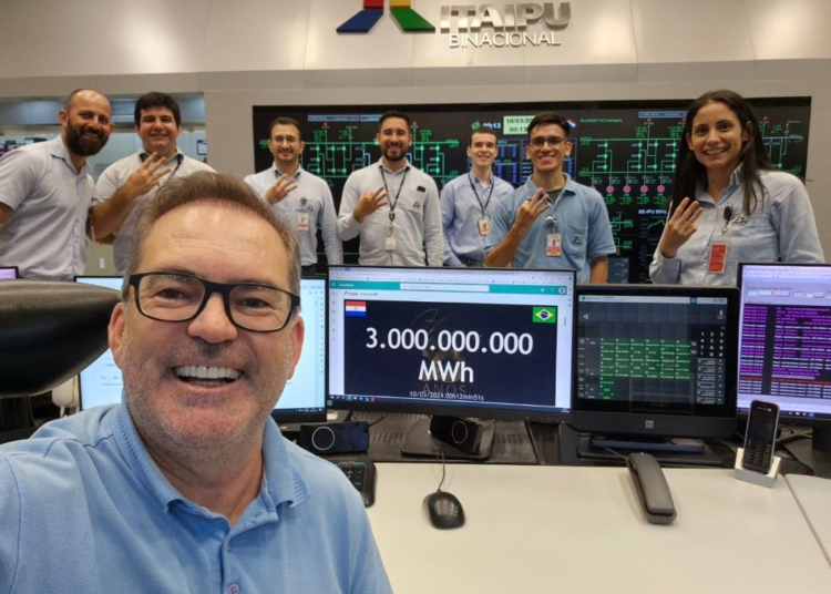 Funcionários da operação da usina comemoram o momento em que a marca histórica foi atingida. Foto: cortesia