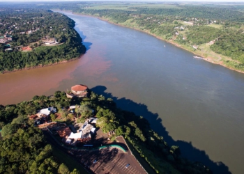 Encontro das águas na Tríplice Fronteira: Rio Iguaçu (à esquerda) e Rio Paraná. Foto: Wemerson Augusto