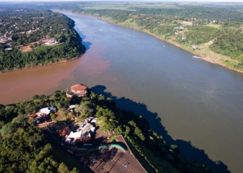 Encontro das águas: Rio Iguaçu (à esquerda) e Rio Paraná. Foto: Wemerson Augusto