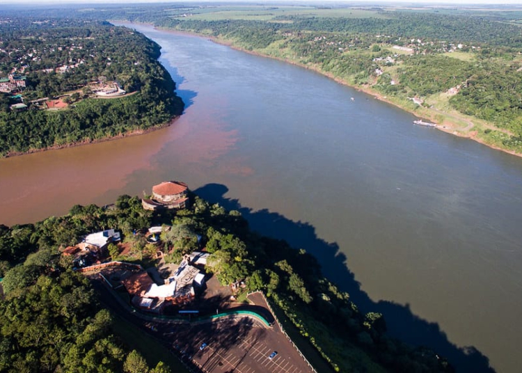 Encontro das águas na Tríplice Fronteira: Rio Iguaçu (à esquerda) e Rio Paraná. Foto: Wemerson Augusto