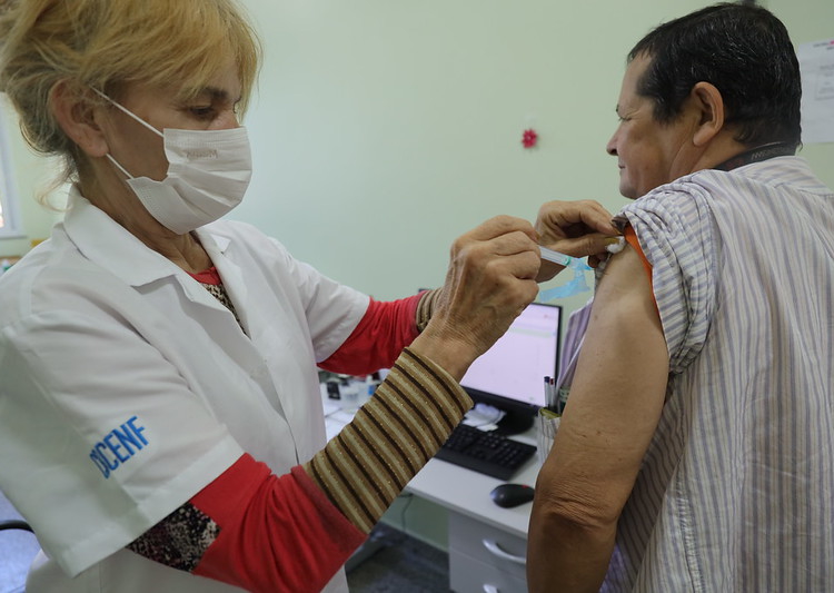 Vacinação em Foz do Iguaçu. Fotos: Thiago Dutra/PMFI