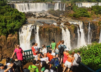 Turistas nas Cataratas do Iguaçu. Foto: contato@catarataspni.com.br
