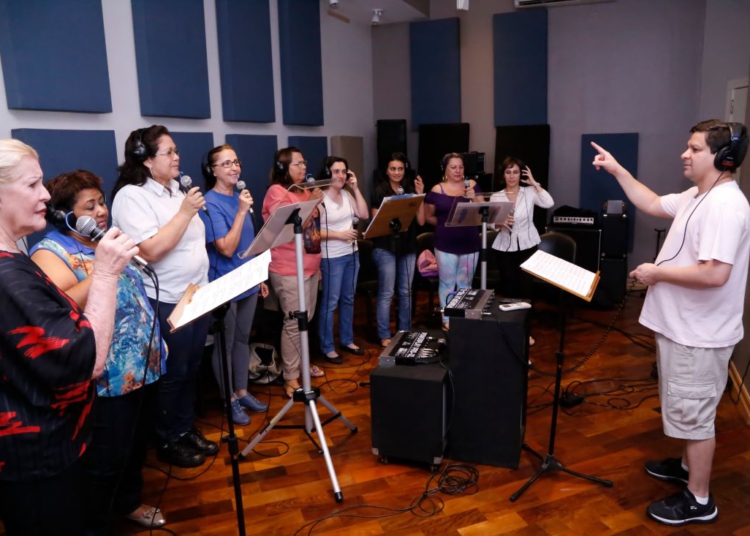 Maestro Gil Gonçalves em ensaio com o Coral da Itaipu. Foto: cortesia