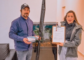 Pescador recebe equipamentos de pesca por ter recapturado um peixe marcado pela Itaipu da margem paraguaia. Foto: divulgação