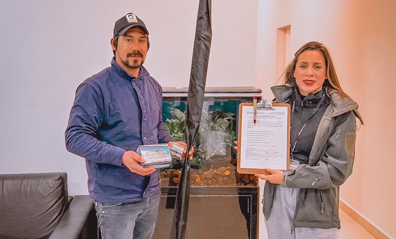 Pescador recebe equipamentos de pesca por ter recapturado um peixe marcado pela Itaipu da margem paraguaia. Foto: divulgação