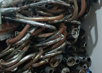 Escapamentos de motos adulterados recolhidos pela fiscalização de Polícia de Trânsito de Ciudad del Este. Fotos: divulgação/Facebook