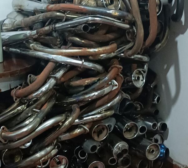 Escapamentos de motos adulterados recolhidos pela fiscalização de Polícia de Trânsito de Ciudad del Este. Fotos: divulgação/Facebook