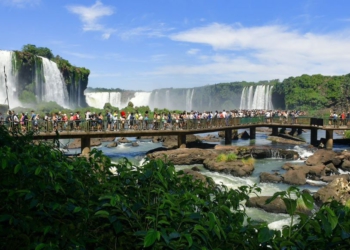 Turistas nas Cataratas do Iguaçu. Foto: Micael Santana