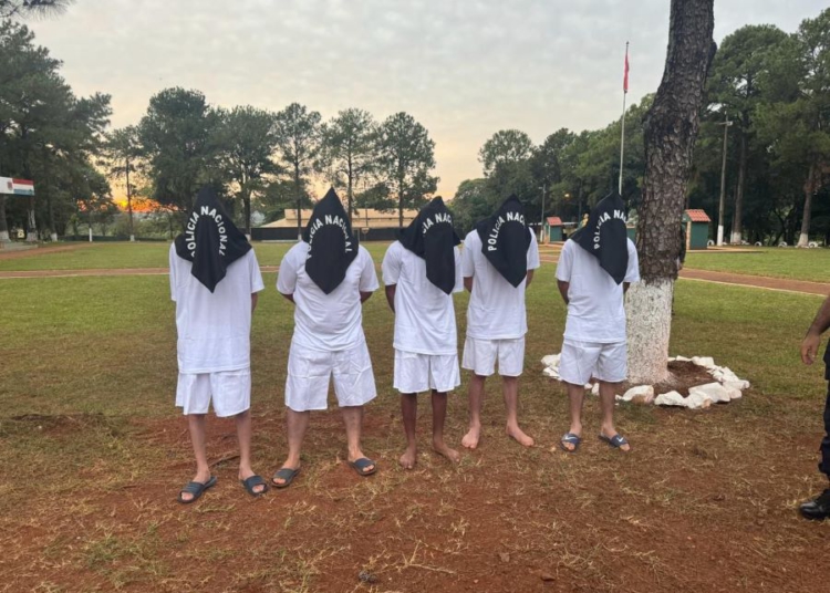Cinco presos vinculados ao Primeiro Comando da Capital (PCC) e outros grupos criminosos foram retirados da penitenciária de Ciudad del Este. Foto: cortesia