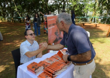 O autor, Micael Alvino da Silva, durante o lançamento do livro. Foto: Nilmar Fernando/ divulgação