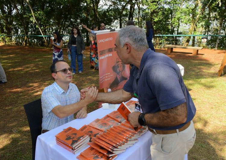 O autor, Micael Alvino da Silva, durante o lançamento do livro. Foto: Nilmar Fernando/ divulgação