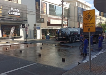 Construção de faixa elevada. Foto: PMFI