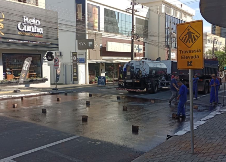 Construção de faixa elevada. Foto: PMFI