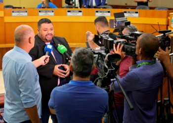 Meyer justificando a retirada do projeto. Foto: Christian Rizzi/CMFI