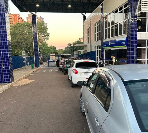 Fila de carros apreendidos por transportar mercadorias sem procedência declarada. Foto: Receita Federal