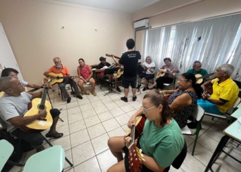 Aulas de violão do Centro de Convivência dos Idosos. Foto: PMFI