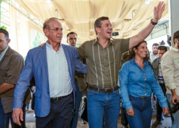 Sarabia (à esquerda) e o presidente Santiago Peña na inauguração de novo empreendimento. Foto: Divulgação/Grupo Sarabia