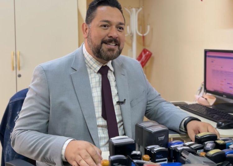 Vereador João Morales e os carimbos. Foto:divulgação/CMFI