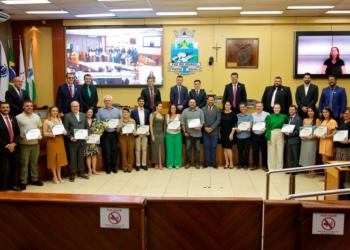 Entrega do prêmio nesta quinta-feira (04). Foto: Christian Rizzi/CMFI