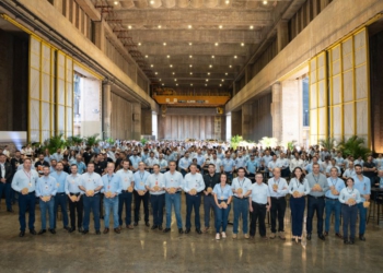 Empregados da técnica reunidos para comemorar os 40 anos de geração de energia. Foto: Sara Cheida/divulgação