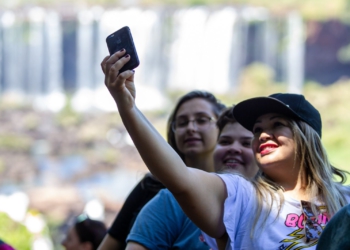 Visitante nas Cataratas do Iguaçu. Foto ilustrativa: Bruno Bimbato/divulgação