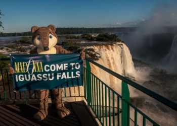 O famoso quati, um dos símbolos do Parque Nacional do Iguaçu, chamando a cantora para conhecer as Cataratas do Iguaçu. Foto: Nilmar Fernando/divulgação
