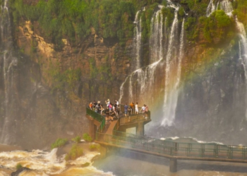 Visitantes nas Cataratas do Iguaçu. Foto: Nilmar Fernando/divulgação
